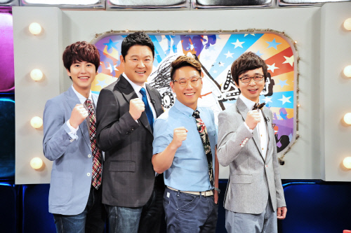 전성호 PD가 조규현 김구라 윤종신 김국진(왼쪽부터) 등 라스 MC들 각자의 구실을 소개하고 있다./MBC 제공