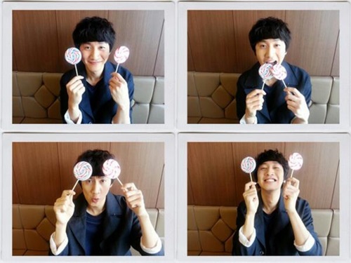 이광수가 화이트데이를 기념해 팬들에게 사탕을 선물하는 사진을 찍었다. /런닝맨 트위터