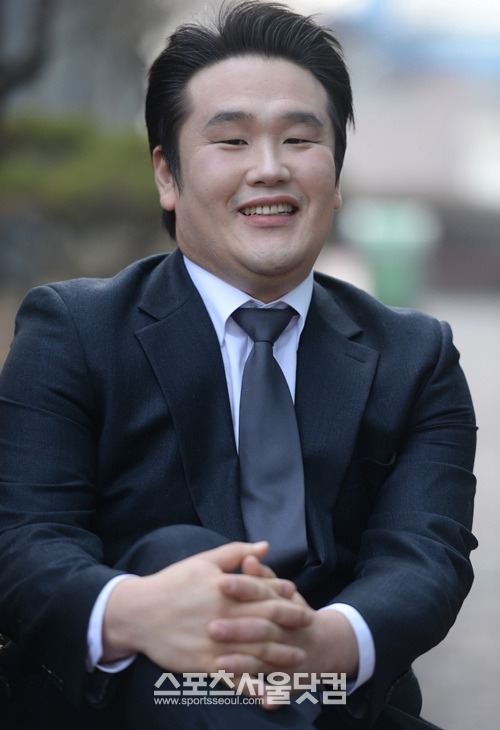 이헌이 오페라 가수들의 고상하다는 편견을 깨기 위해 노래방에서의 일화를 소개하고 있다./최용민 기자