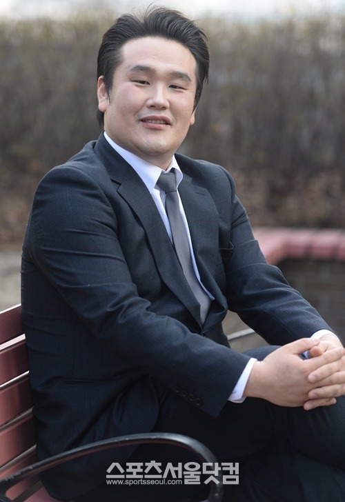 이헌이 영국 브리튼스 갓 탤런트에서 우승한 폴포츠와 수잔 보일, 국내 팝페라 가수들의 문제점을 진단하고 있다./최용민 기자