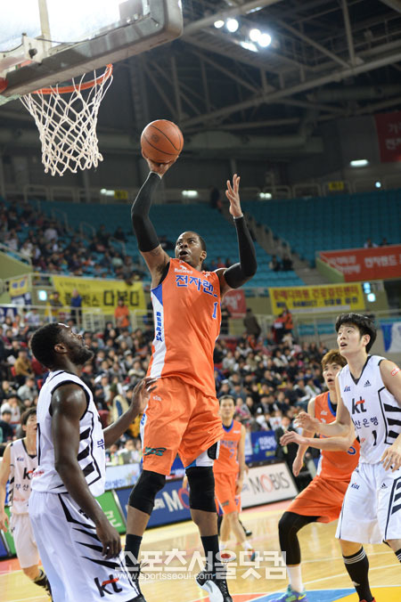 인천 전자랜드 찰스 로드(가운데)가 14일 인천삼산체육관에서 열린 2013~2014 KB국민카드 프로농구 6강 플레이오프 2차전 부산 KT와 경기에서 골밑 슛을 시도하고 있다. / KBL 제공