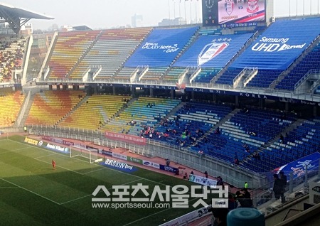 상주 응원석에는 30여 명의 팬들만 자리를 지켰다. / 수원월드컵경기장 = 이성노 기자