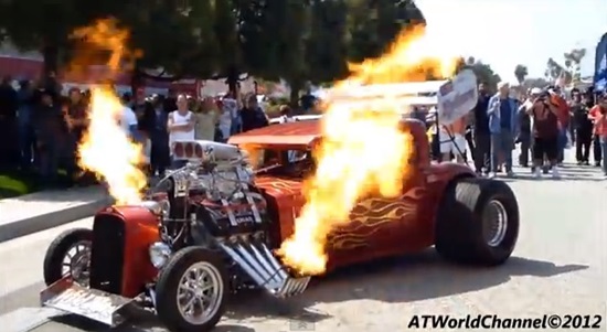 화염을 내뿜는 자동차가 누리꾼의 관심을 끌고 있다. / 유튜브 캡처