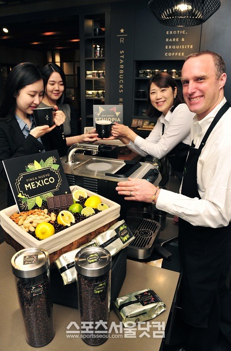 스타벅스커피 코리아는 18일 압구정로데오역점에서 스타벅스 리저브 담당 글로벌 브랜드 매니저인 크리스 김블(Chris Gimbl, 오른쪽 끝)과 박세정 커피대사가 매장을 방문한 여성 고객들에게 리저브 커피 추출을 시연하며 소개하고 있다./스타벅스커피 코리아 제공