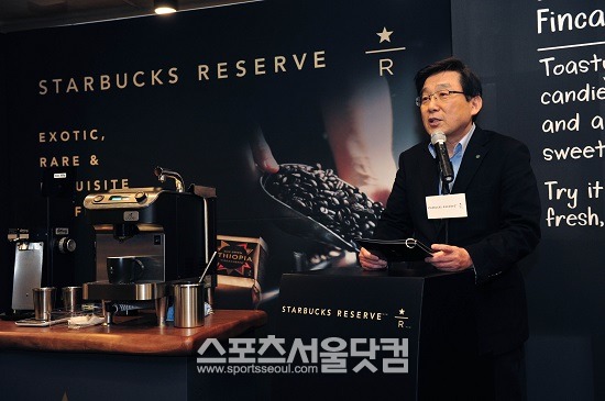 스타벅스커피 코리아는 18일 싱글 오리진 프리미엄 커피로 최상의 차별화된 경험을 제공하는 리저브 커피와 전용 추출기 클로버를 스타벅스 소공동점, 적선점, 압구정로데오역점, 이태원거리점, 분당정자점 5개 매장에서 처음 선보였다. 이를 기념해 압구정로데오역점에서 진행된 기자회견에서 스타벅스커피 코리아 이석구 대표이사가 인사말을 하고 있다./스타벅스커피 코리아 제공