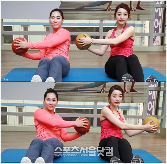 앉아서 손에 든 공을 좌우로 옮겨가며 운동한다./조재형 기자