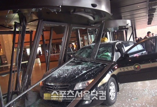 지난달 25일 서울 중구 장충동 신라호텔에서 모범택시가 호텔 1층 회전문을 들이받아 호텔직원 등 4명이 다치는 사고가 발생했다. / 중부소방서 제공