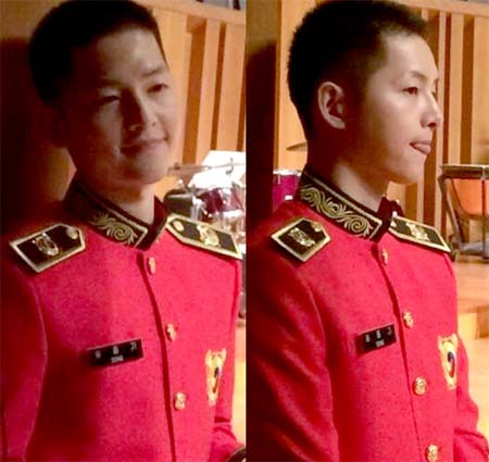 송중기 최근 모습 사진이 눈길을 끌고 있다. / 온라인 커뮤니티