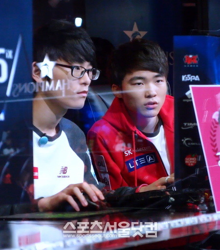 SK텔레콤 T1 K 페이커 이상혁(오른쪽)과 피글렛 채광진. SK텔레콤 T1 K는 21일 용산 e스포츠상설경기장에서 열린 롤챔스 A조 3번째 대결, 프라임 옵티머스와 경기에서 2-0 승리를 거뒀다./용산=김연정 기자