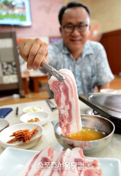 삼겹살 칼로리가 누리꾼들의 시선을 끌고 있다. / 더팩트DB