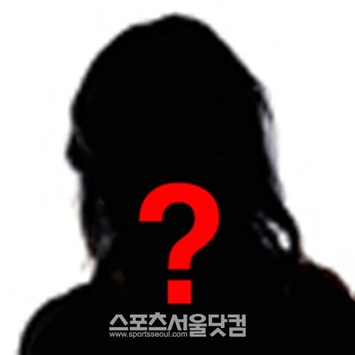 술에 취한 채 알몸으로 유치장에 있는 남편을 면회 간 여인이 주목받고 있다. / 더팩트 DB