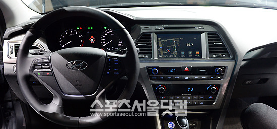 신형 쏘나타는 정전식 터치 기능이 적용되고 음성조작의 편의성이 강화된 8인치 스마트 내비게이션이 장착됐다.