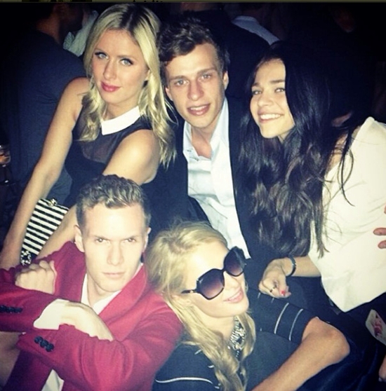 할리우드 스타 패리스 힐튼이 24일(한국시각) 사진공유 애플리케이션 인스타그램에 가족사진을 공개했다./패리스 힐튼 인스타그램