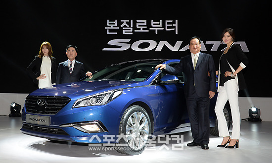 김충호 현대자동차 사장(오른쪽 두번째)이 24일 오전 서울 삼성동 코엑스에서 열린 신형 쏘나타의 출시 행사에서 공인 연비 하향 조정에 대해 설명하고 사과했다./코엑스=임영무 기자