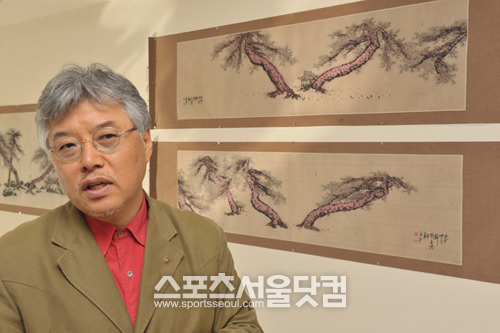 소나무가 있는 풍경을 소재로 한국의 산수를 수묵화에 담은 황영식 동양화 작가