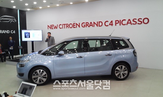 시트로엥은 25일 서울 청담동 강남전시장에서 그랜드 C4 피카소를 공식 출시했다. 사진은 동근태 한불모터스 상무가 그랜드 C4 피카소 차량을 설명하고 있다. /강남=신진환 기자