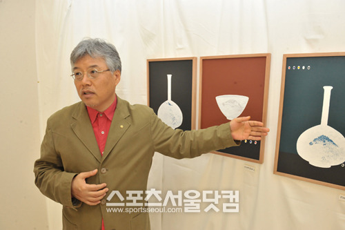 청자 매병을 그린 작품을 통해 동서양의 융합도 추구했다.