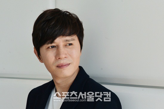 김민종에겐 진한 1990년대 향수가 묻어났다. 최고의 하이틴스타로 활동하며 많은 이에게 소중한 추억을 안긴 그가 <더팩트> 취재진에게 당시 에피소드들을 털어놓고 있다./최진석 기자