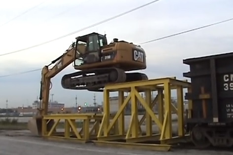 장비 전면에 달린 삽을 이용해 5m 높이의 철골 구조물에 올라가는 굴착기가 누리꾼의 관심을 끌고 있다. / 유튜브 캡처