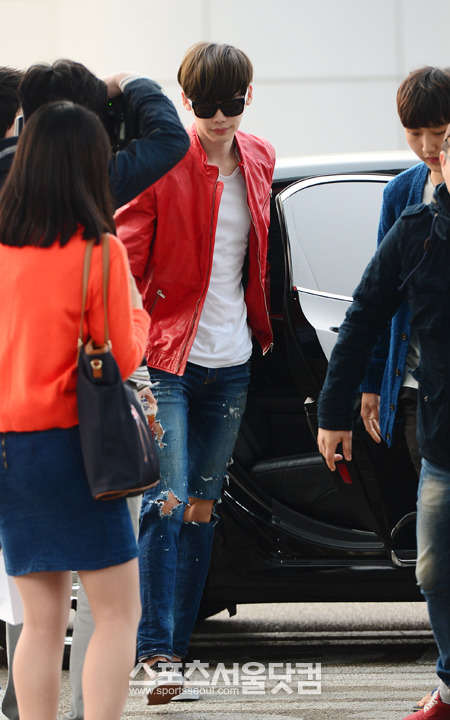 연기자 이종석의 팬서비스가 도마 위에 올라 누리꾼들의 시선을 끌었다./김슬기 인턴기자