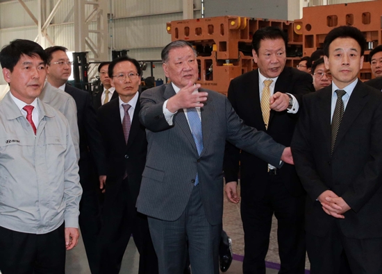 정몽구 현대차그룹 회장(가운데)이 상반기 중 완공을 앞두고 있는 쓰촨현대 상용차 공장에서 대형트럭 트라고 엑시언트 생산라인을 둘러봤다./현대차 제공