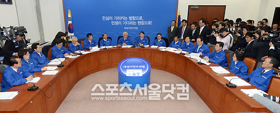 27일 오전 서울 여의도 국회에서 열린 새정치민주연합 첫 번째 최고위원회의가 김한길, 안철수 공동대표을 비롯한 최고위원들이 참석한 가운데 진행되고 있다./국회=문병희 기자