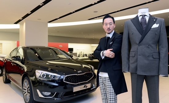 정두영 디자이너는 지난해 말 기아차 K7에서 영감을 얻어 K7 슈트를 만들었다./기아차 제공