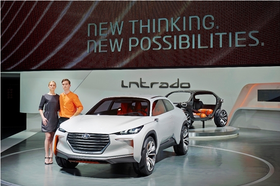 현대자동차는 유럽 디자이너 히안 리가 현대차 콘셉트카 인트라도에서 영감을 얻어 만든 의상을 2014 제네바 모터쇼에 인트라도와 함께 선보였다./현대차 제공