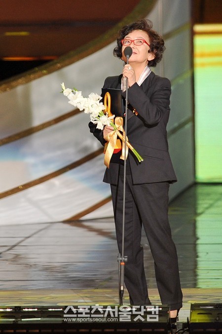 김수현 작가가 건강을 위해 쑥담배를 피운다고 밝혔다.