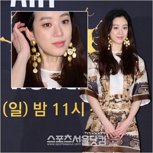 정려원은 골드톤의 큼직한 귀걸이로 의상과 색상 매치를 이뤘다. / 남윤호 기자