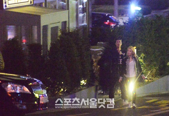 소녀시대 효연(오른쪽)과 남자 친구인 작가 김준형이 지난달 압구정동에서 한밤의 데이트를 즐기고 있다. /최진석 기자