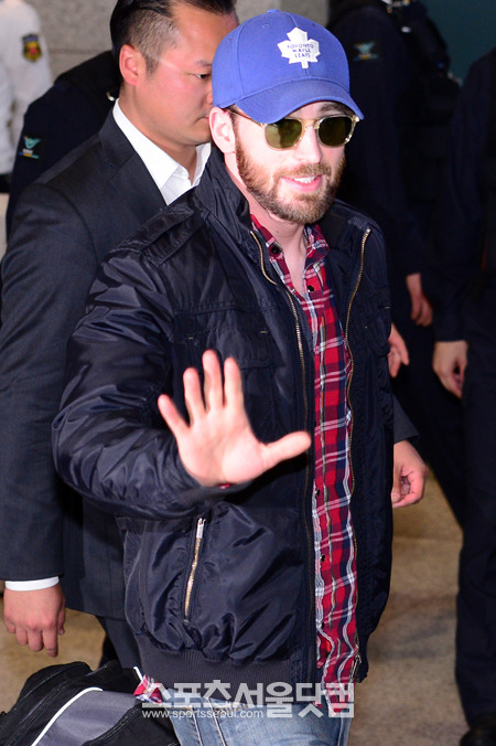 영화 어벤져스:에이지 오브 울트론에 촬영을 위해 배우 크리스 에반스가 3일 오후 인천국제공항을 통해 입국하고 있다./인천국제공항=남윤호 기자