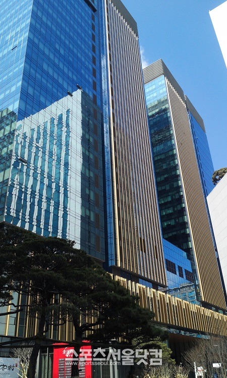 GS건설의 사옥인 그랑서울 전경. 4일 금융위원회는 GS건설에 증권신고서 등 중요사항 기재 누락 위반에 대한 과징금으로 20억 원을 부과했다. / 더팩트 DB