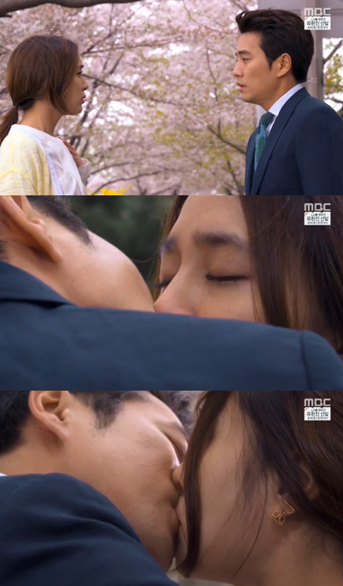 앙큼한 돌싱녀 차정우(아래 왼쪽)가 나애리앓이를 시작하며 벚꽃키스를 했다. /MBC앙큼한 돌싱녀 방송 캡처