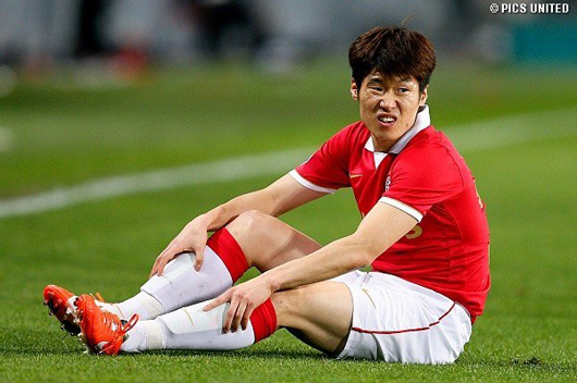 박지성이 지난달 30일 열린 2013~2014시즌 네덜란드 에레디비지에 30라운드 FC 흐로닝언전에서 그라운드에 앉아 고통스러워 하고 있다. 박지성은 6일 열린 리그 31라운드 헤렌벤전에 선발 출장했으나 전반전만 소화했다. / 에인트호번 페이스북