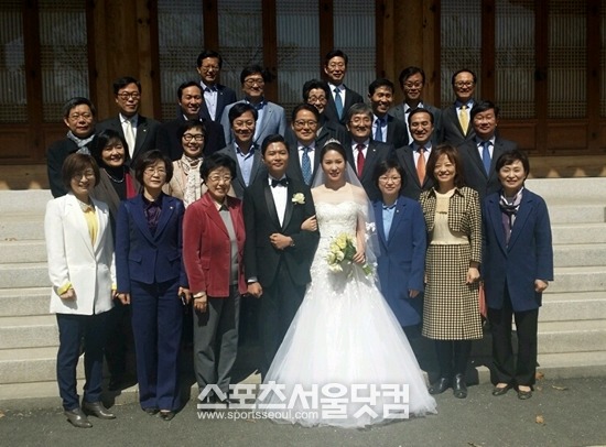 새정치민주연합 김광진 의원의 6일 결혼식에 동료 의원인 김현·진선미·우상호·우원식·한명숙·한정애·원혜영·김기식 의원 등이 참석했다. 김 의원과 신부 여예강 씨가 동료 의원들과 사진 촬영을 하고 있다. /국회=고수정 기자