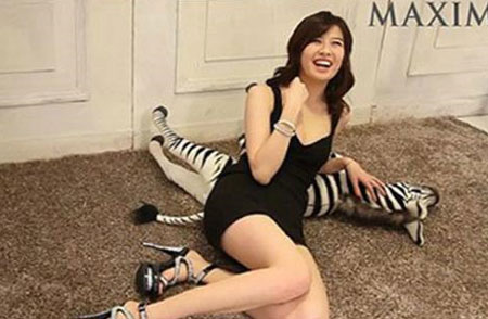 최정문의 섹시 화보가 눈길을 끌고 있다. / 맥심