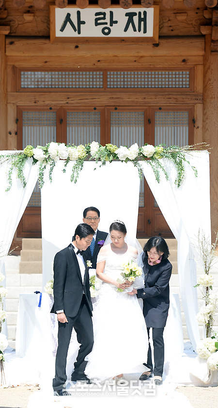 새정치민주연합 김광진 의원의 결혼식이 6일 오후 서울 여의도 국회 사랑재에서 열린 가운데, 김 의원(왼쪽)과 신부 여예강 씨가 예식을 마치고 단상을 내려오고 있다. /국회=임영무 기자