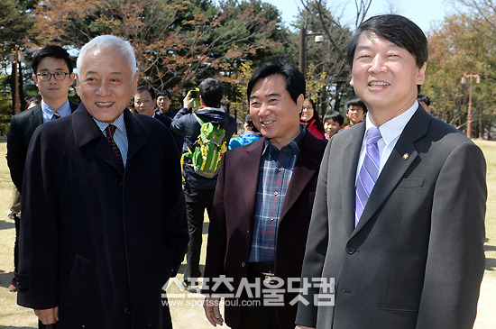 새정치민주연합 김한길(왼쪽)·안철수(오른쪽) 공동대표가 6일 오후 서울 여의도 국회 사랑재에서 열린 같은 당 김광진 의원의 결혼식에 하객으로 참석해 미소를 짓고 있다. /국회=임영무 기자