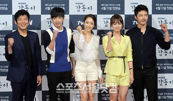 이준(왼쪽 두 번째)은 선배 배우들 사이에서도 엉뚱한 매력으로 좌중을 웃음바다로 만들었다. / 문병희 기자