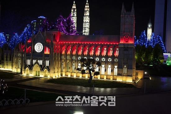 부천의 대표 미니어처 테마파크 아인스월드가 세계 야경 판타지 빛 축제를 진행한다. / 아인스월드 제공