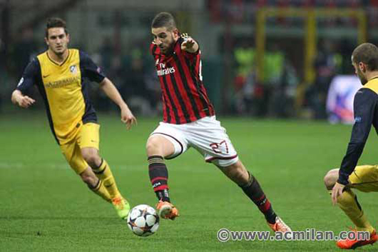 경기 중 드리블로 수비수를 제치고 있는 아델 타랍(가운데). AC 밀란에서 좋은 활약을 하고 있는 그는 자신의 미래에 대해 아직 확실한 건 없다고 언급했다. / AC 밀란 페이스북