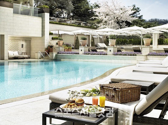 10일 서울신라호텔은 올해 야외 수영장인 어번 아일랜드를 예년보다 2개월 앞당겨 오는 18일에 오픈하고, 이를 기념해 풀사이드에서 즐길 수 있는 피크닉 아일랜드 패키지를 출시한다고 밝혔다. / 서울신라호텔 제공