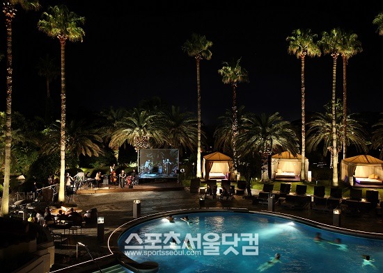 제주신라호텔은 오는 6월 1일부터 7월 17일까지 수영장 이용은 물론 쌈바 공연과 프라이빗 비치 하우스, 나이트 파티 등으로 구성된 얼리 서머 패키지를 마련한다. / 제주신라호텔 제공