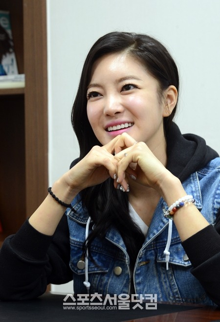 NS윤지는 인터뷰 내내 웃음을 잃지 않았다. 다양한 비유와 설명, 손동작을 이용해 자신의 생각을 표현했다. /이효균 기자