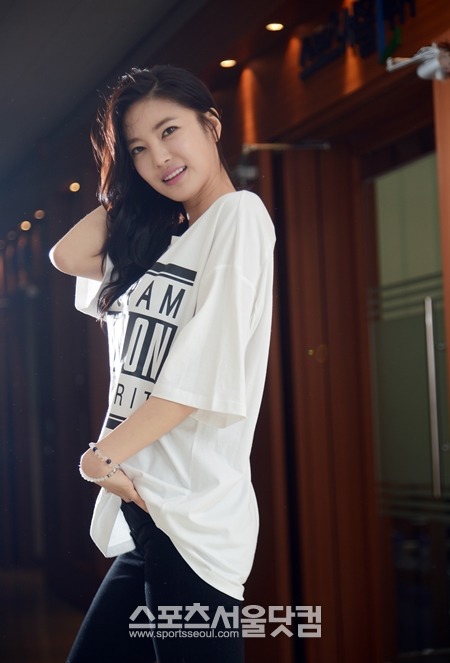 NS윤지가 인터뷰를 마치고 진행한 사진 촬영에서 포즈를 취하고 있다. /이효균 기자