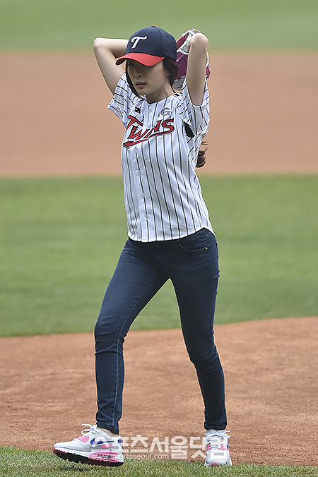 이청아 시구 소감이 네티즌의 이목을 사로잡고 있다.