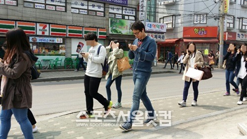 SSAT 시험을 치른 응시자들이 나와 어디론가 전화통화를 하는 등 바쁜 모습이다.