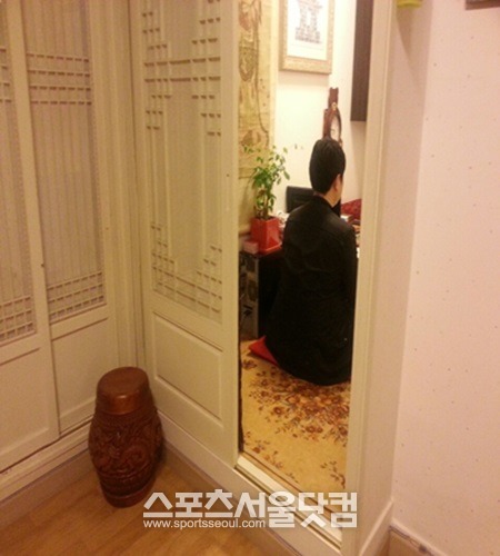 한 시민이 점집을 찾아 점을 보고 있다. /논현동=홍지수 인턴기자