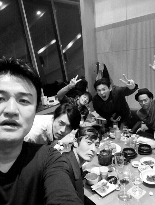 장동건 현빈 포착, 배우 장동건과 현빈이 같은 자리에서 즐거운 시간을 보내는 사진이 공개돼 누리꾼 사이에 인기를 끌고 있다./ 온라인 커뮤니티 캡처